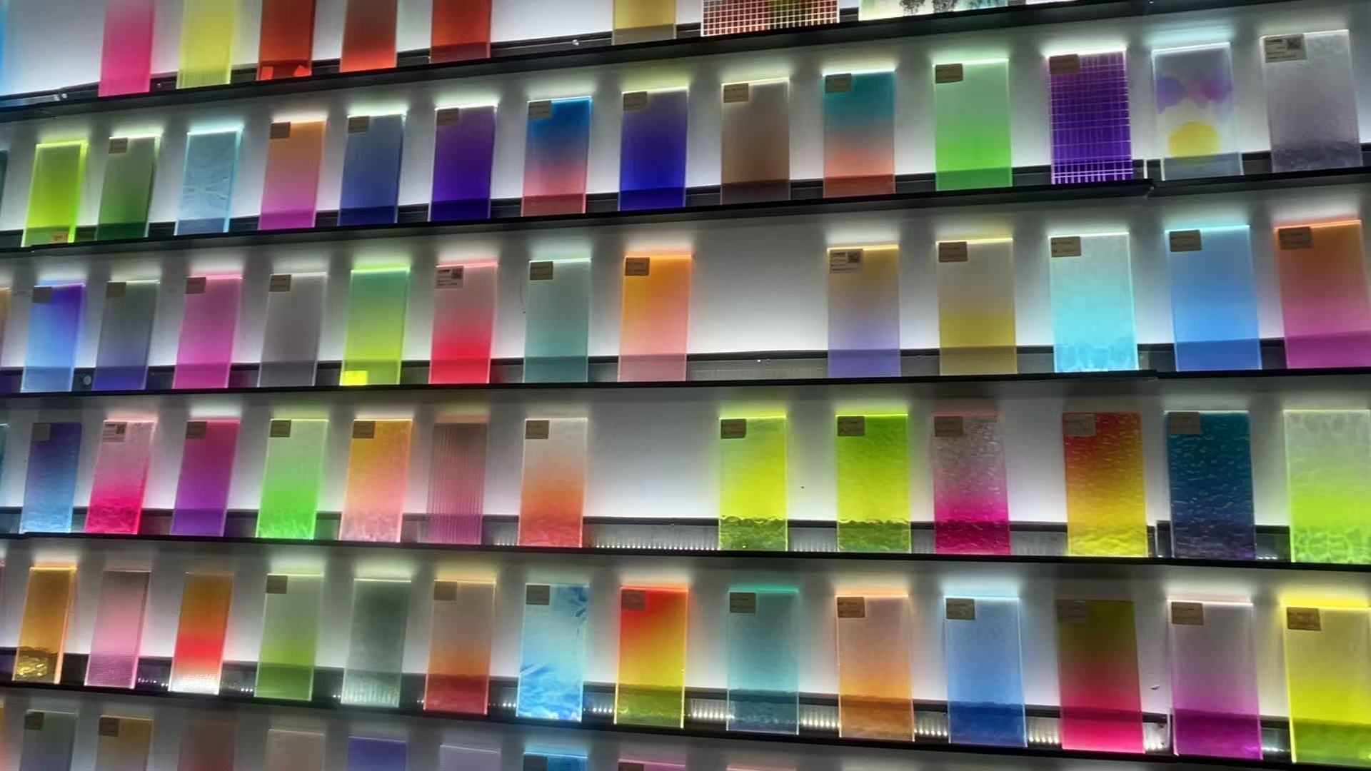 Gradient Glass: Modern Decorative Glass for Architecture And Interiors